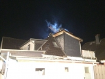 Strandkorb brennt auf Balkon
